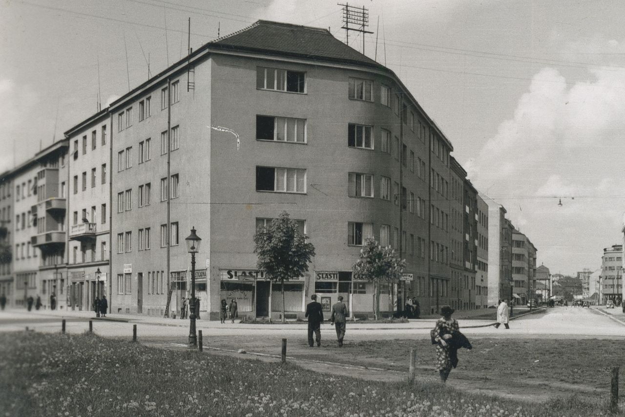 Trg kralja Petra Krešimira IV, lijevo Stančićeva, desno Šubićeva ulica, oko 1940. godine